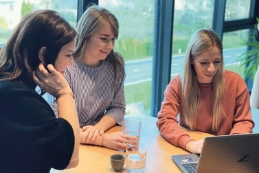 Michaela Hold bei der Besprechung eines Projekts mit zwei jungen Damen