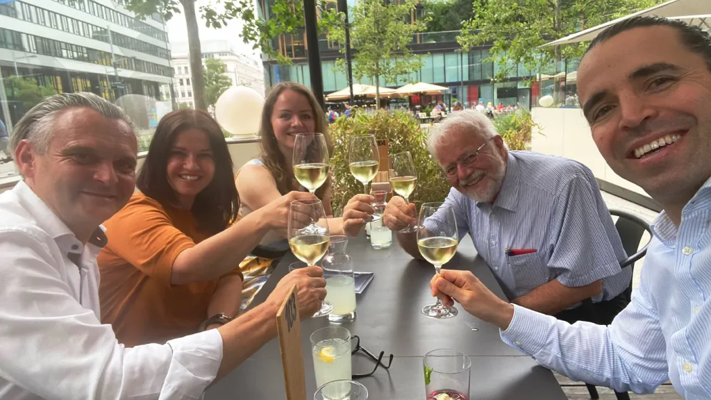 Econutri und InnoInvest beim Anstoßen auf das Investment