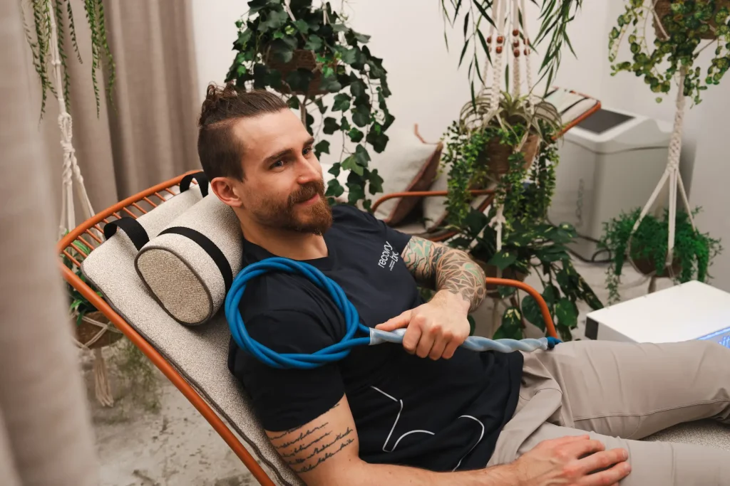 Mann bei der Anwendung von Omnitron